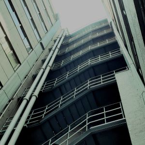 喫煙所の上の空