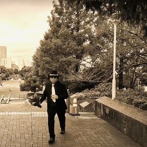 公園に駆け込む4号