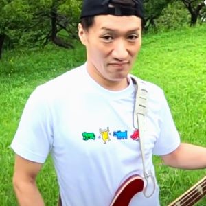 白いTシャツの2号